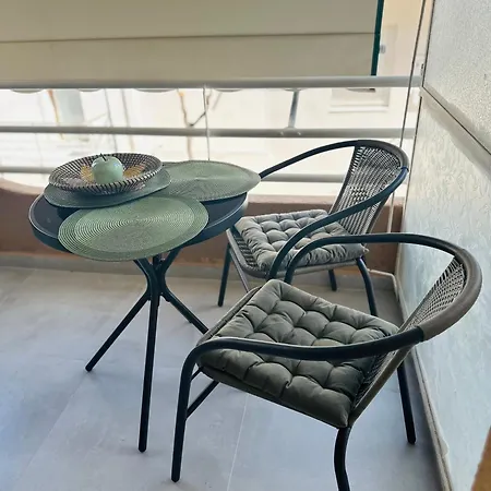 Eleni's Balcony Modern By The Sea Apartament *